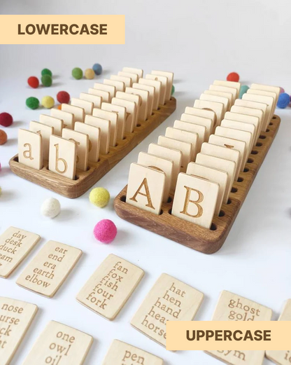 Karten in englischen Groß- und Kleinbuchstaben mit Halter