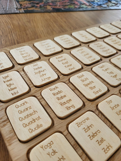 Deutsche große Tafel und Halter mit Buchstabenkarten