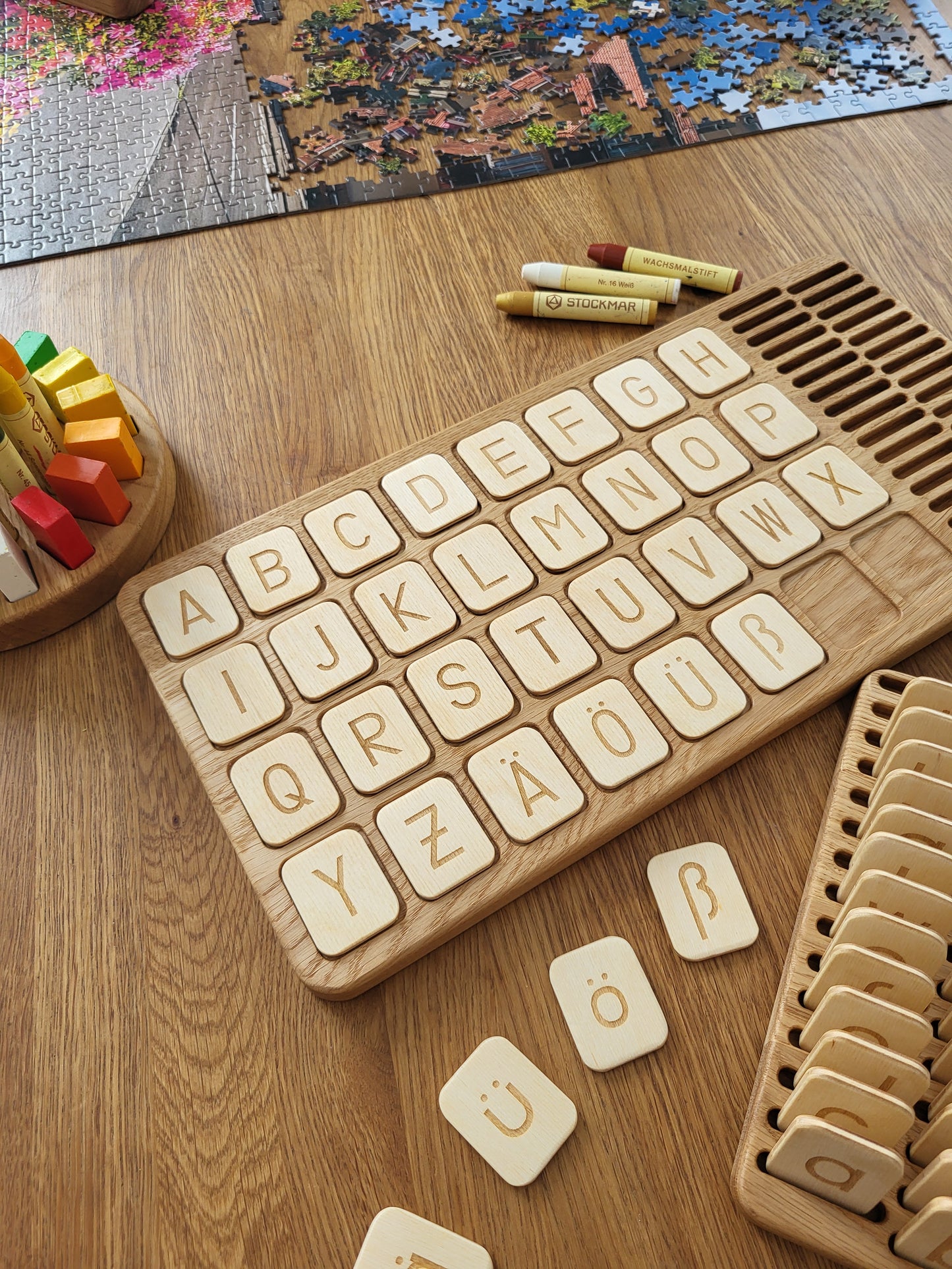 Deutsche große Tafel und Halter mit Buchstabenkarten