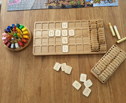 Deutsche große Tafel und Halter mit Buchstabenkarten
