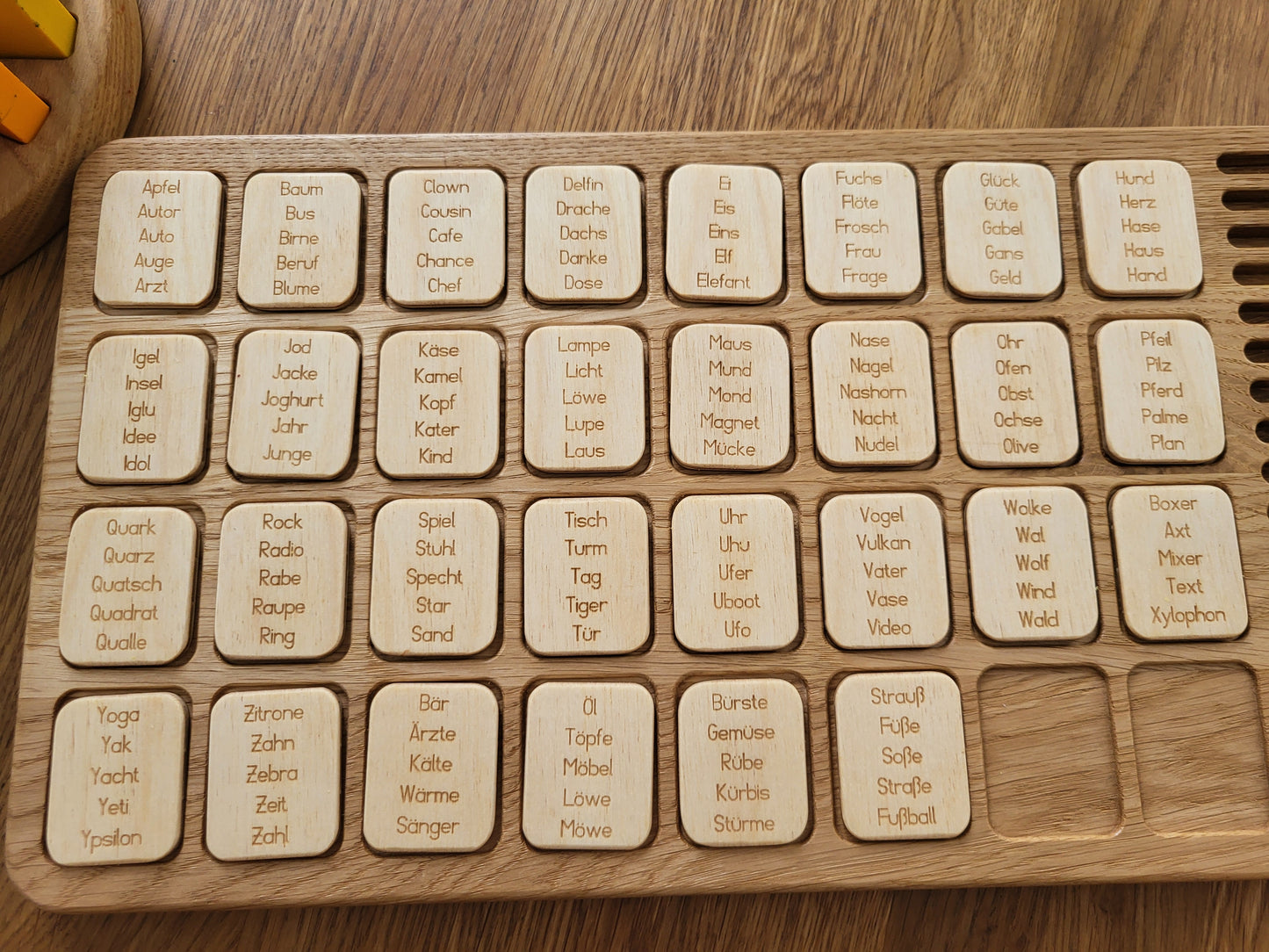 Deutsche große Tafel und Halter mit Buchstabenkarten