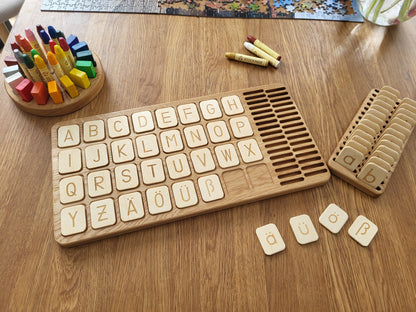 Deutsche große Tafel und Halter mit Buchstabenkarten