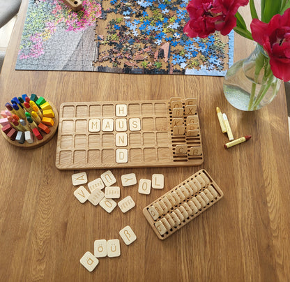 Deutsche große Tafel und Halter mit Buchstabenkarten