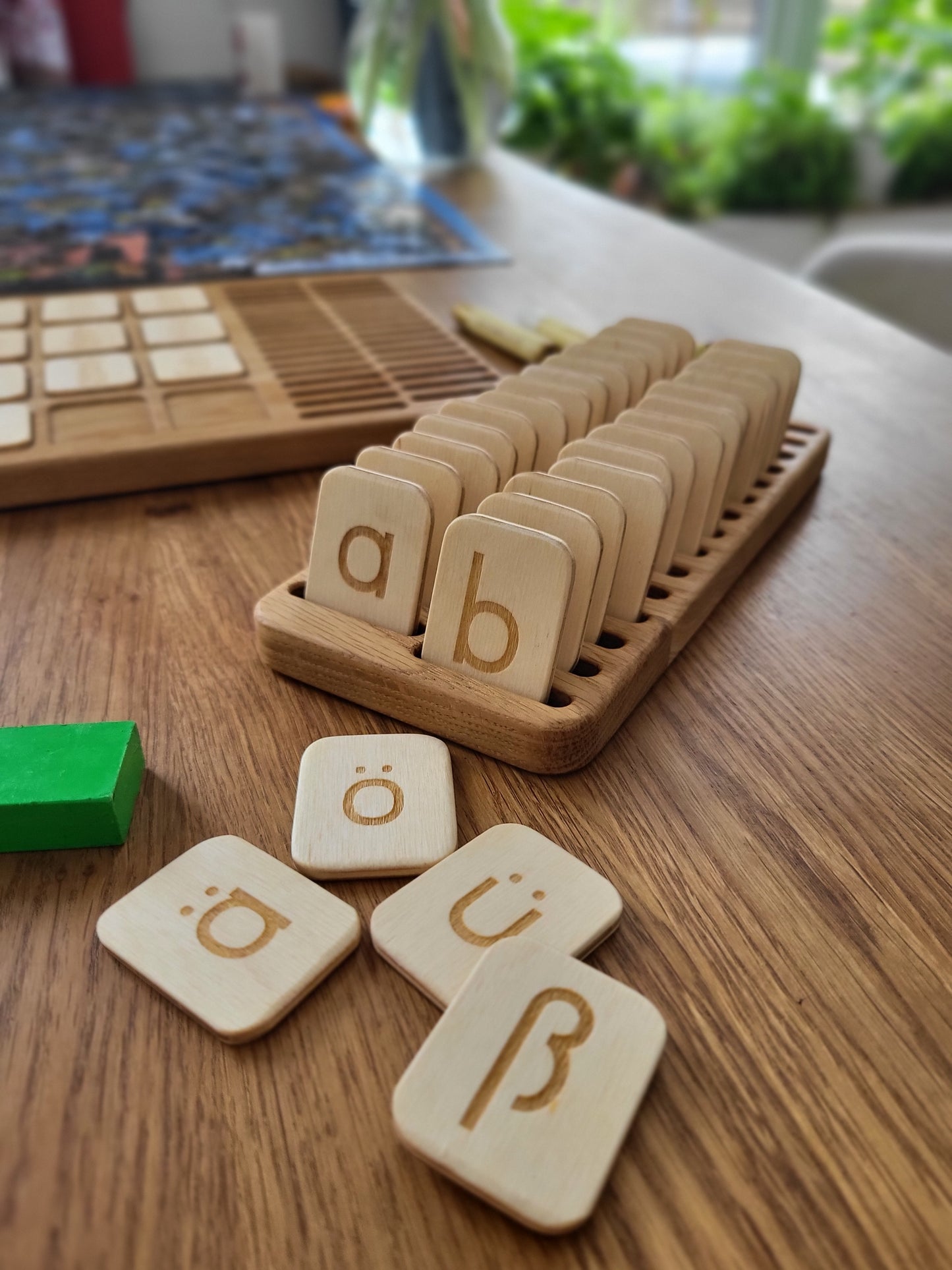 Deutsche große Tafel und Halter mit Buchstabenkarten