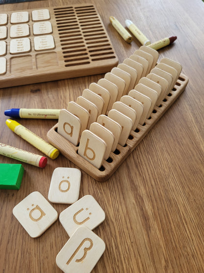 Deutsche große Tafel und Halter mit Buchstabenkarten