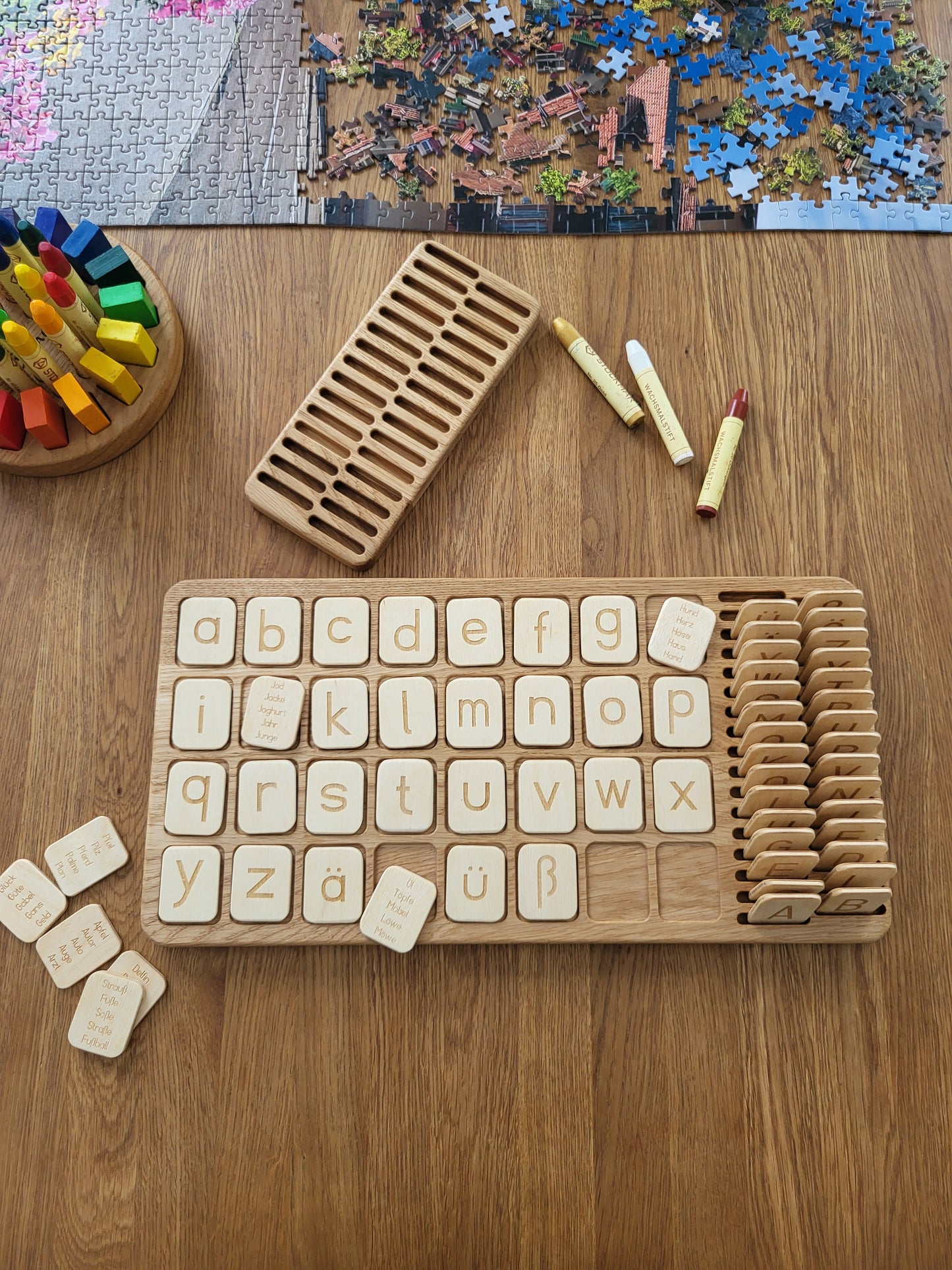 Deutsche große Tafel und Halter mit Buchstabenkarten