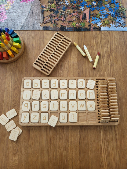 Deutsche große Tafel und Halter mit Buchstabenkarten